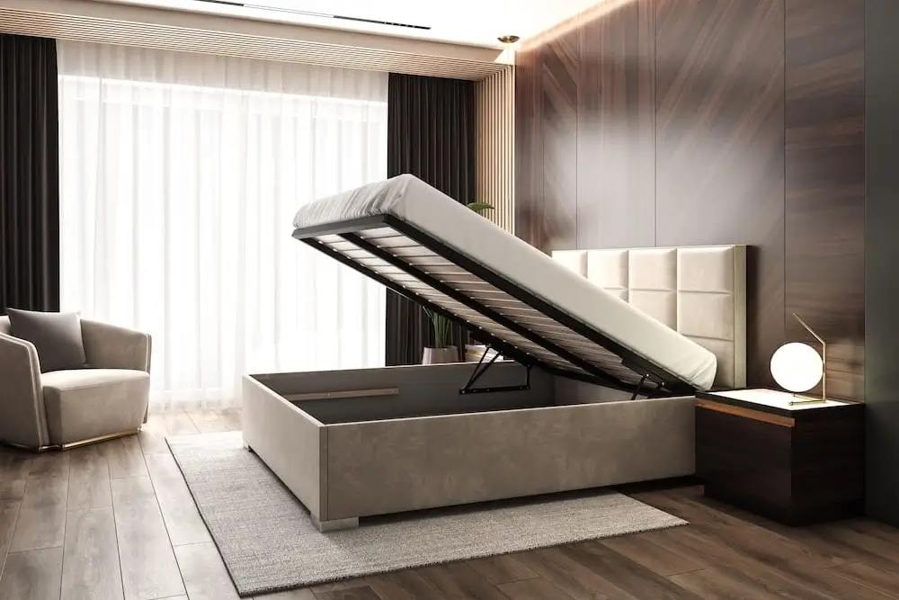 Łóżko tapicerowane z podniesionym materacem, ukazujące pojemnik na pościel